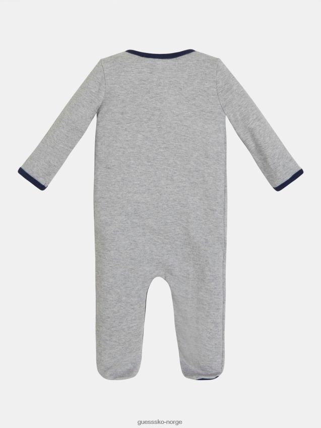 Guess logo med grå lapp foran grå gutt F0LJ802536