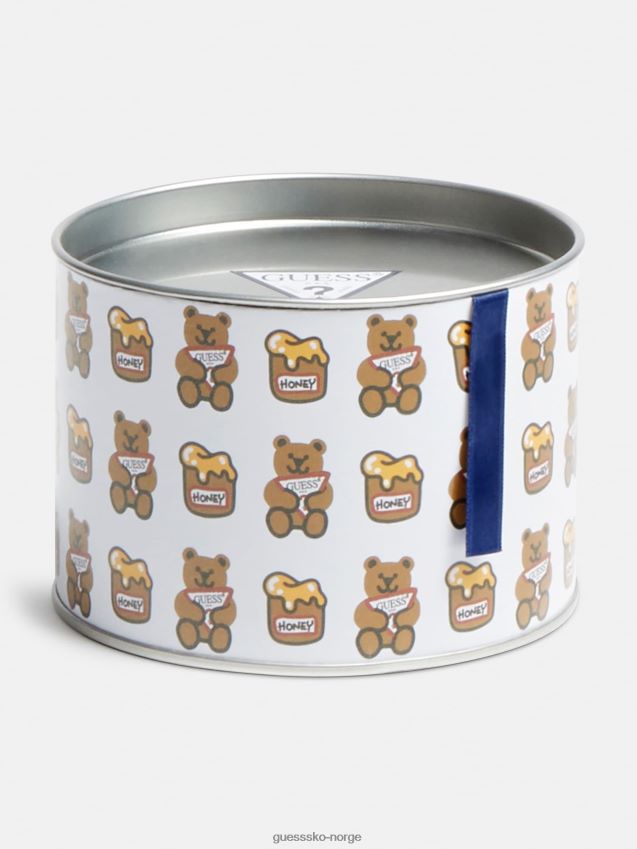 Guess logo med grå lapp foran grå gutt F0LJ802536