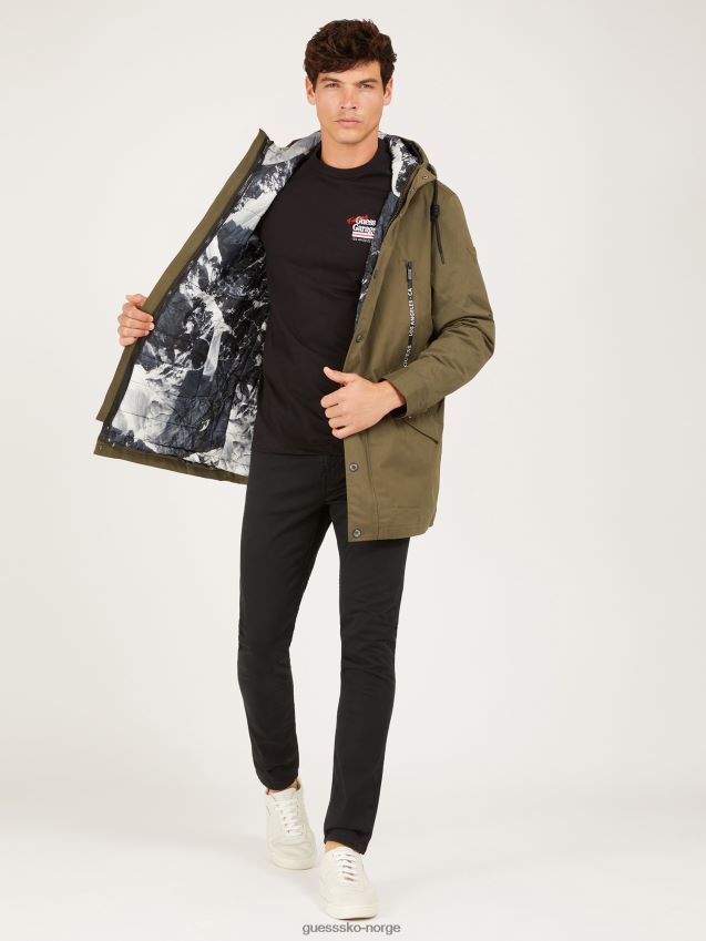 Guess grønne parkaslommer foran grønn menn F0LJ80294