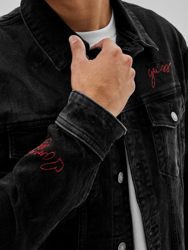 Guess slank denimjakke med trykk bak, svart svart menn F0LJ801522
