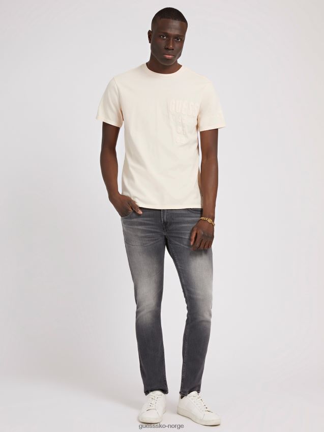 Guess rosa t-skjorte med brodert logo foran rosa menn F0LJ80211